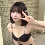 【画像あり】身長148cmGカップ20歳のアイドルさん、水着を着てピースしたら後ろの壁が歪む