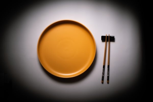 「長い箸」でご飯を食べると美味しく感じ、さらにダイエット効果がある