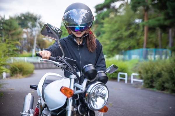 【動画】バイク女子さん、痛恨のミスをかますwww
