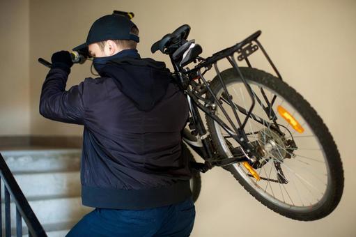 【動画】自転車泥棒、肛門を破壊される