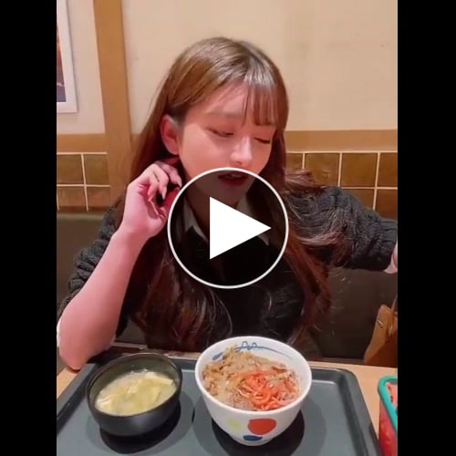 【動画あり】 セクシー女優さん、松屋でとんでもない食い方をしてしまうwww