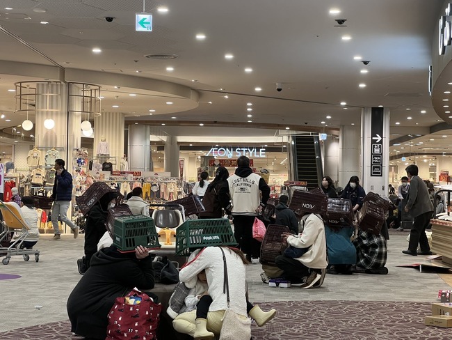 【画像】「地震怖いな…まずは頭守らなきゃ！」
