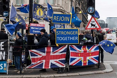 【悲報】イギリス人「助けて！移民を受け入れすぎたら国が乗っ取られたの、どうしたらいいの！！！！！！！」