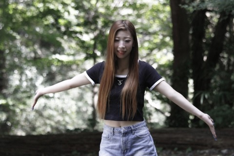 【画像】日本一だらしない女性ソロキャンパー、胸を強調しすぎwww