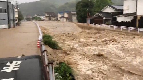 【衝撃】雨で増水した川をのぞき込んだ男児さん、濁流に飲まれ1.2km流される・・・・・・・・・
