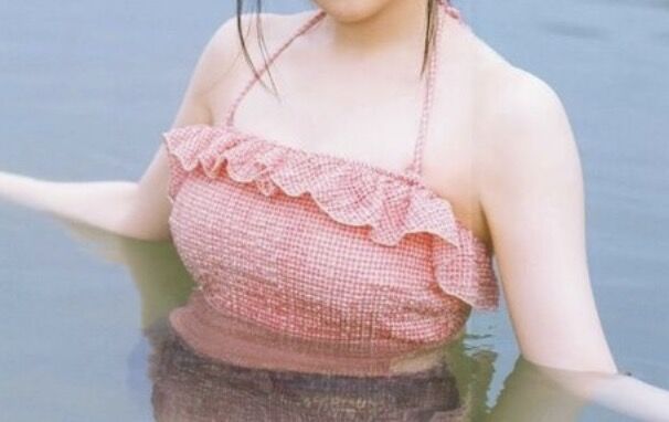 女子高生『同級生にシコられるけど水着姿インスタに挙げたろ』///