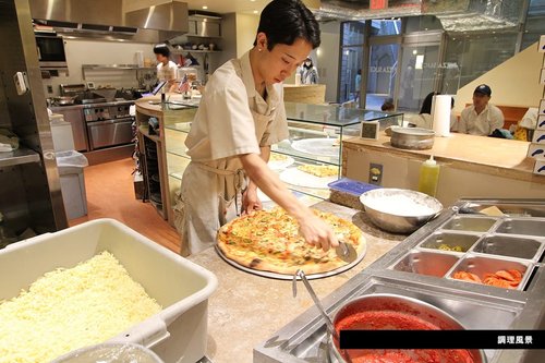 【唖然】「最近ピザ小さくない？」防犯カメラを確認したら店員が真ん中だけ食べて繋げてた