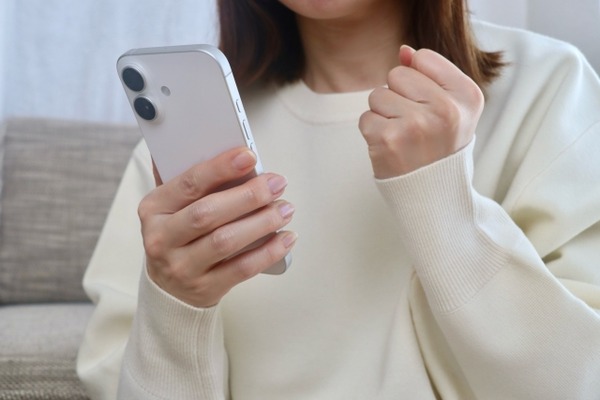 SNS女さん「おっさんがビール売り子と写真撮ってる！クレーム入れたろ！」⇒w
