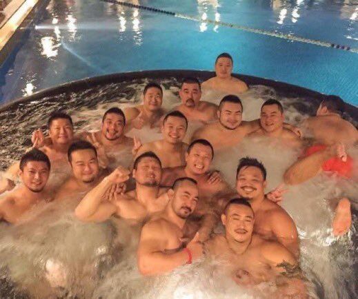 【画像】水泳部員さん、全員おっぱいがギリギリ見えない