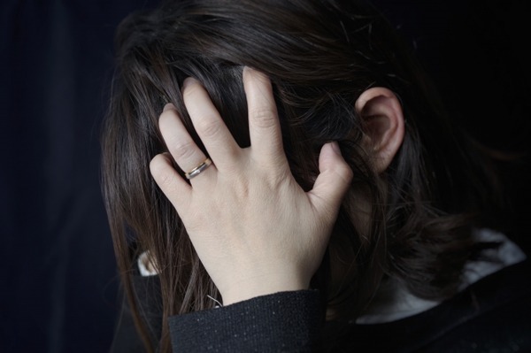 「てんかん」で倒れた女性を助けた男性、警察に「強制わいせつ罪」を言い渡されてしまった結果⇒！！
