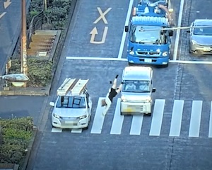 【動画】歌舞伎町女子、信号無視で車にはねられた上に軽バンにも踏まれる。