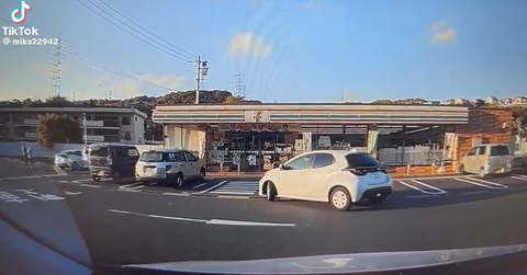 【衝撃】セブンの駐車場でとんでもない事故が発生…踏み間違いのレベルがヤバすぎると話題にwww