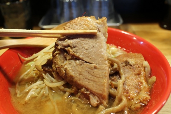 【悲報】二郎系ラーメン、水着ギャルで客引きしてしまうwww(画像ｱﾘ)