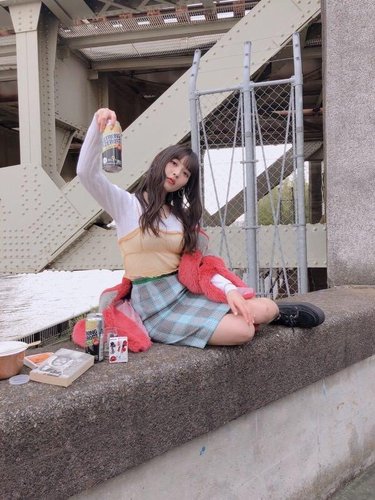 【画像あり】白昼堂々ストロングゼロを飲み干す美少女が発見されるwww