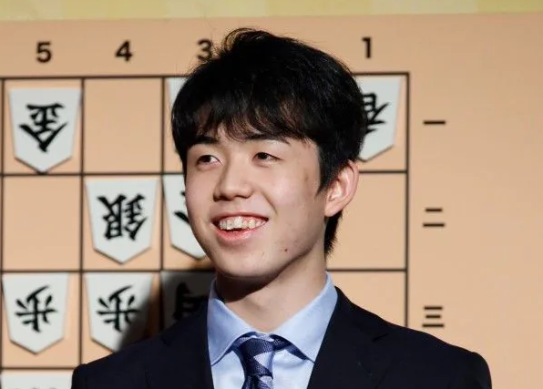 【画像】藤井聡太君、アイドルとのツーショットでメガトロンとなってしまうｗｗ