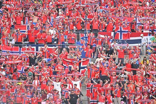 【衝撃】ノルウェー王宮前に約9万人が殺到「狂気とも言える光景だ」・・・・・・・・・