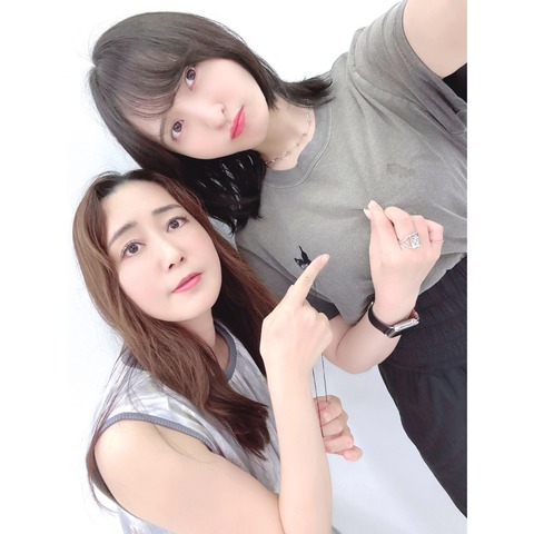【画像】佐倉綾音さん、乳首の辺りをつまむwww