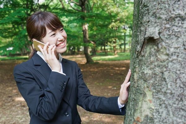 【画像】ダーツの旅でパンチラするJK「減るもんじゃないんでwww」⇒！
