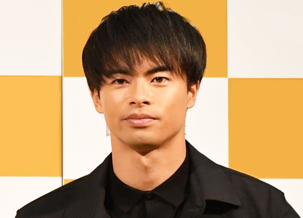 【人身事故】三笘薫選手運転の車、路上で自転車と衝突！　車側と自転車側ともに赤信号だったか…