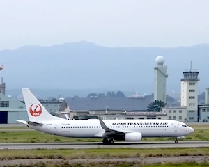 【動画】小松空港で離陸滑走中のJAL182便にバードストライク。