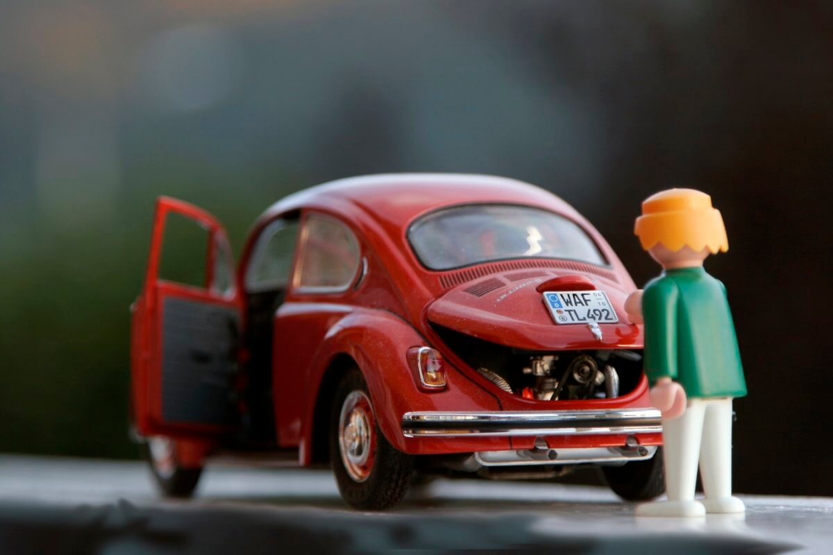 近所の子供たちに車をボコボコにされたので警察に行った。　警察「子供のやったことなので寛容に」俺「車を見てみろ！」　警察「！？」俺「被害届だすぞ」　→　なんと……..