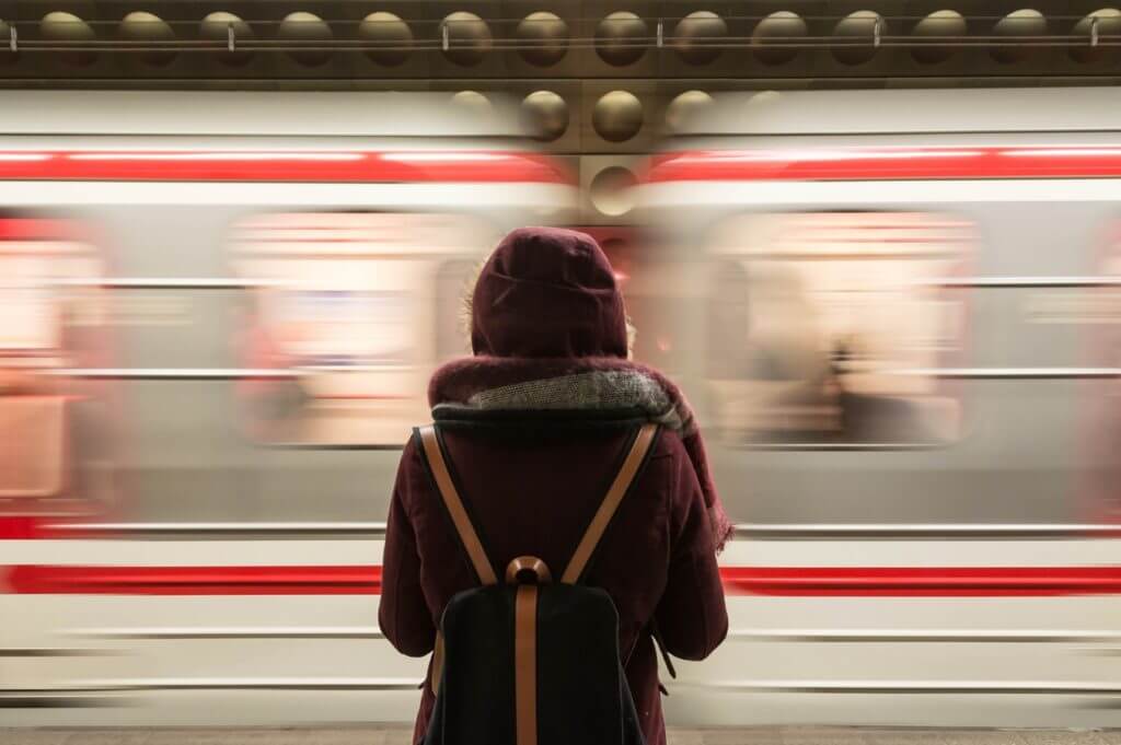 同期では実績トップの私がなぜか解雇された。　社長「やる気がないし、成果も出さない、ダラダラしてるだけの社員はいらん！」私（だれと勘違いしている…？）　→　後日、有給の消化中…　同僚「なんで今日、会社にいたの？」私「…..！？」