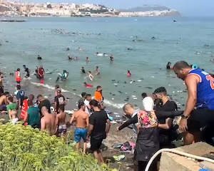 【動画】スペインの国境が陥落。数千、数万の不法移民が押し寄せる。