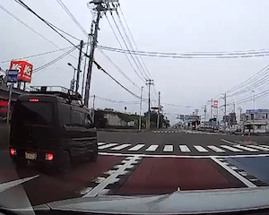 【動画】なにそれ怖い。帯広市で異常な動きをする軽バンが撮影される。