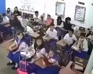 【動画】狂った中学生が小学5年の教室に侵入して7人を次々と刺してしまう。
