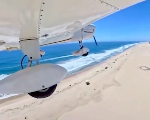 【動画】メーデーを発信してビーチに不時着した軽飛行機の翼カメラ。