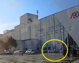 【衝撃】歩く人が(((ﾟДﾟ)))イオンモール爆発を近距離から撮影した動画が公開される。