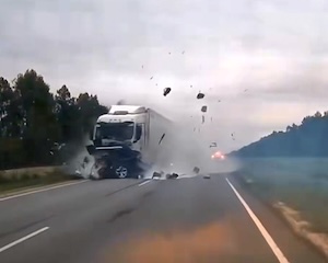 【動画】無理な追い越しに失敗したX5がバラバラになってしまう事故(((ﾟДﾟ)))