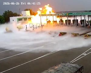 【動画】料金所でお漏らししたLPGローリーが発火して5人が死亡した事故。