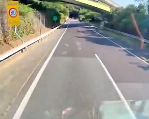 【動画】熊本地震で突然発生した道路のひび割れに突っ込んでしまうセイコー運輸。