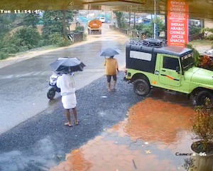 【動画】インドで恐怖の地すべり。人々が飲み込まれる瞬間が撮影される。
