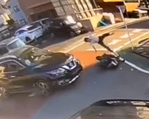 【動画】一時停止を無視したスクーターがエクストレイルにぶっ飛ばされる事故。