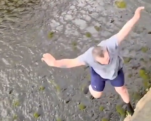 【動画】脊髄を損傷しそうな危険な遊びをするおっさん。
