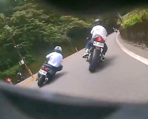 【動画】対向車を巻き込んだ走り屋の転倒事故。1人重傷。