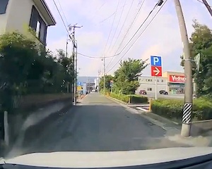 【動画】この事故で過失と言われても納得できない？軽四に側面特攻される車載。