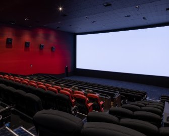 映画館でオナラ事案が発生し、臭すぎて観客数十人が避難へwww