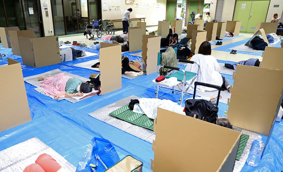 【熊本地震】「まるで難民キャンプ」　避難所の劣悪な環境に専門家も「びっくりした」　車中泊にもリスクが　「熱したフライパンに飛び込むようなもの」