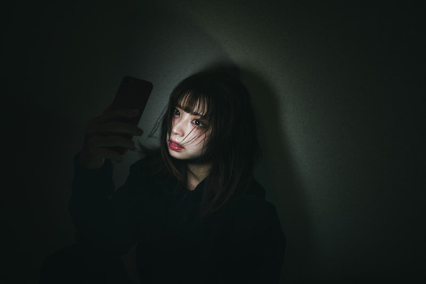【驚愕】陰キャ女子、勤務中にBeRealしてる同僚をチクってクビにさせるwww