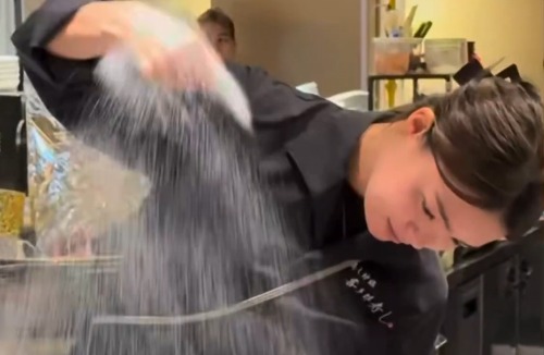 【動画】X民、炉端焼き店の「塩もったいないよ派」と「もったいなくないよ派」に分かれて大論争www