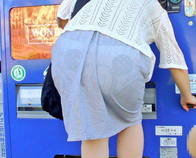 【画像】JKさん、自販機前でパンチラ