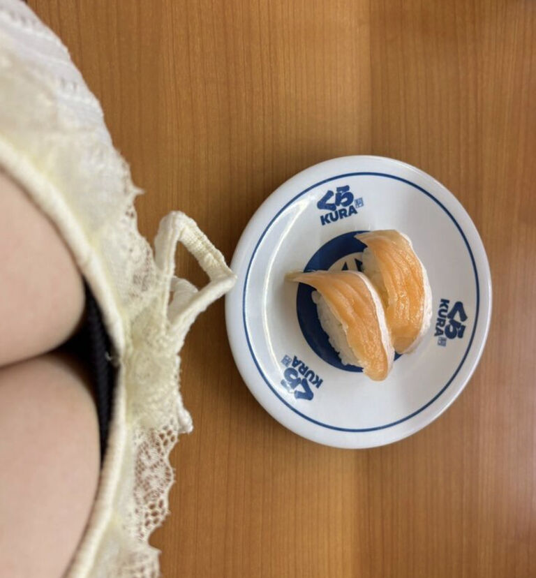 【謎】99.9%の男がおっぱいに夢中で寿司があることに気づかない画像がこちらwww