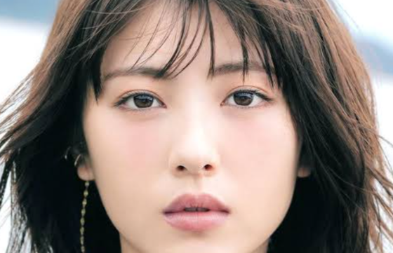 【画像】浜辺美波さん、透け感のある衣装が大胆すぎるwww