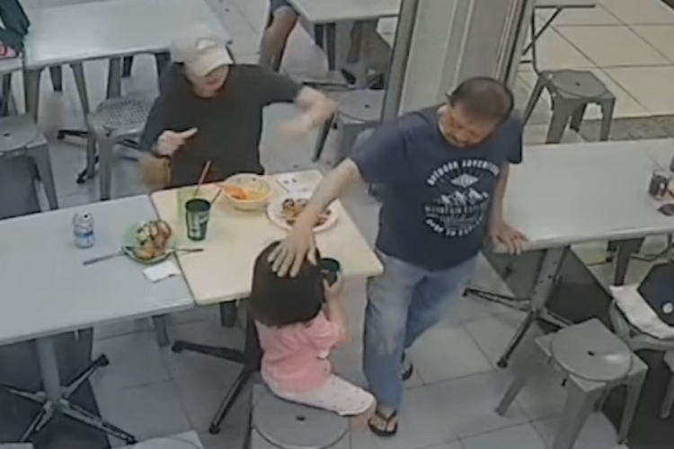 女児の頭をなでた73歳男性がブッ飛ばされ骨折、映像拡散で大論争に「勝手に触るな」vs.「過剰反応」