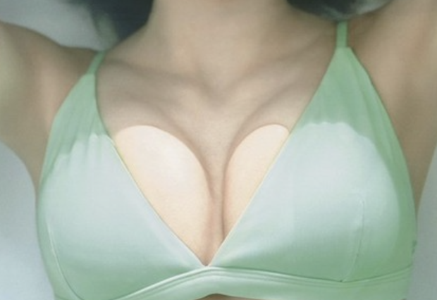 【画像】元アイドル、公の場で過激な爆乳チラりwww
