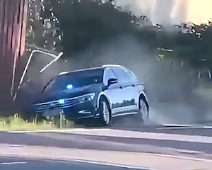 【動画】バイクの少年を無理やり止めるパトカーが怖いwww