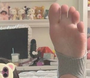 【画像】ZメスガキJKの間で「足裏チャレンジ」とかいうドスケベ自撮りが流行してしまうwww